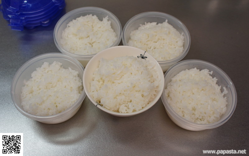 ごはん冷凍保存容器には200gずつ計って入れます