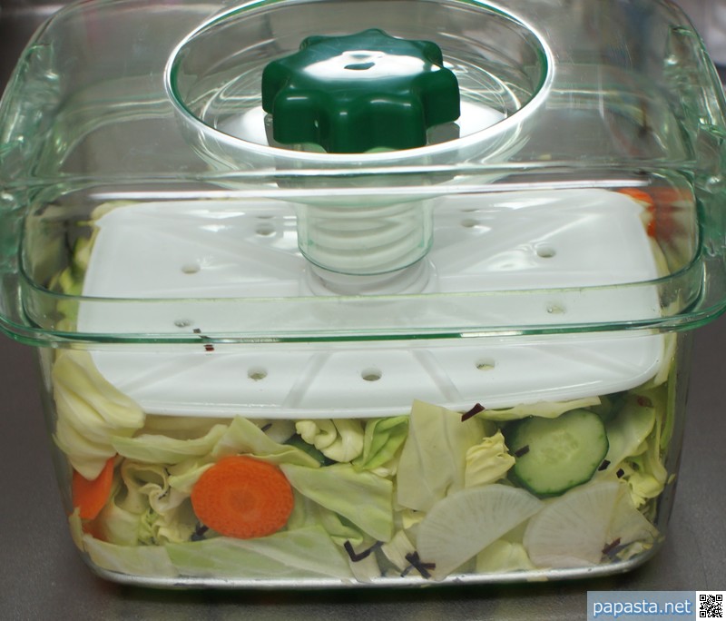 ぎゅーっと加圧して冷蔵庫で１晩寝かせて完成